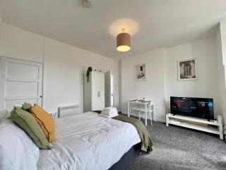 THE SPRINGFIELD SUITE - ONE BEDROOM APARTMENT - KIDDERMINSTER CENTRAL - SLEEPS 3 GUESTS - PARKING INCLUDED - WEST MIDLANDS SAFARI PARK LOCATIOn - Kidderminster - 2