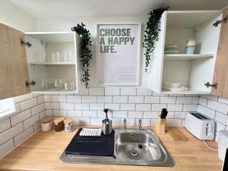 THE SPRINGFIELD SUITE - ONE BEDROOM APARTMENT - KIDDERMINSTER CENTRAL - SLEEPS 3 GUESTS - PARKING INCLUDED - WEST MIDLANDS SAFARI PARK LOCATIOn - 2