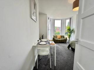 THE SPRINGFIELD SUITE - ONE BEDROOM APARTMENT - KIDDERMINSTER CENTRAL - SLEEPS 3 GUESTS - PARKING INCLUDED - WEST MIDLANDS SAFARI PARK LOCATIOn - Kidderminster - 1