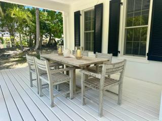 Hibiscus Hill Cricket Pavilion - retreat near Pink Sand Beach cottage - 6