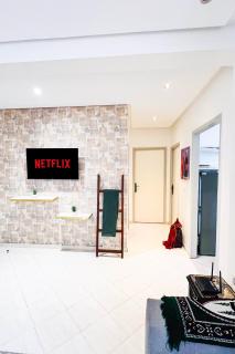 Cozy Modern Apt 10 Min to beach - 4
