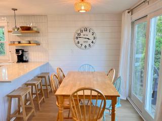Sleeps 10, Approx 1 Mile to the Beach, Fully Renovated in 2025 - 4