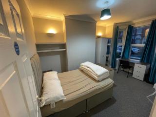 4 Double Bedroom House with Private Garden and Own Entrance - Henwick - 7