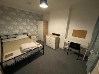 4 Double Bedroom House with Private Garden and Own Entrance - 5