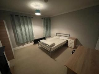 4 Double Bedroom House with Private Garden and Own Entrance - Henwick - 6