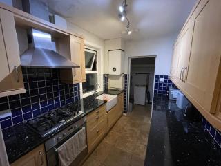 4 Double Bedroom House with Private Garden and Own Entrance - Henwick - 2