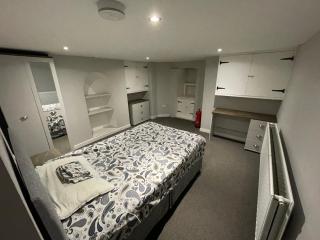 4 Double Bedroom House with Private Garden and Own Entrance - Henwick - 4