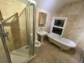 4 Double Bedroom House with Private Garden and Own Entrance - Henwick - 1