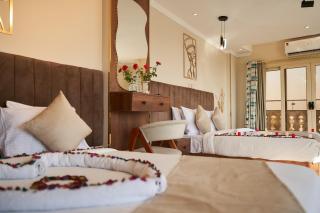 Plaza Pyramids & GEM View - 4