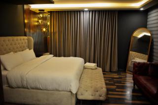 Vintage Penthouse Suite By Alvis Suite - Goldcrest Mall and Residency - Lahore - 3