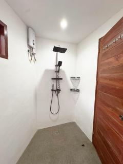 The Treetop Room - Comfy apartment with workspace - 2