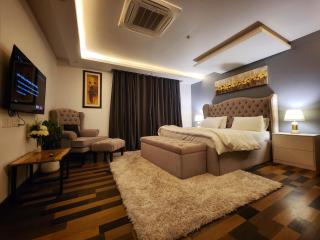 EXECUTIVE PRESIDENTIAL SUITE - GOLDCREST MALL AND RESIDENCY By ALVIS SUITE - Lahore - 6