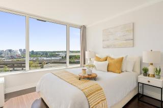 Modern One-Bedroom with City Views and Prime Location - Vancouver - 0