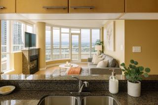 Elegant 2 Bedroom with Sweeping Ocean and Mountain Vistas - Vancouver - 0