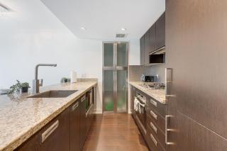 Luxurious 3 Bedroom Retreat in a Dynamic Urban Spot - Vancouver - 5