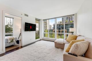 Luxurious 3 Bedroom Retreat in a Dynamic Urban Spot - Vancouver - 0
