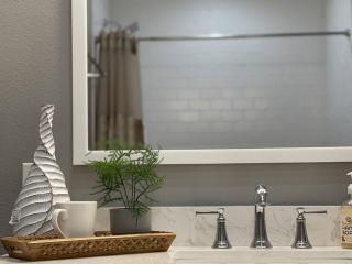 Airy Modern 2BR/2BA - Parking + Laundry + Sleep 6 - 3