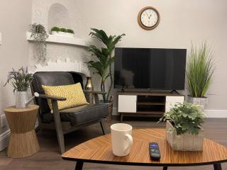 Airy Modern 2BR/2BA - Parking + Laundry + Sleep 6 - 2