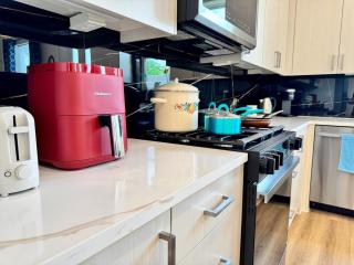 Centrally located cozy getaway - Houston - 3