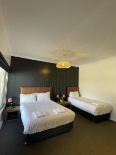 Palm and Pawn Motor Inn - 2