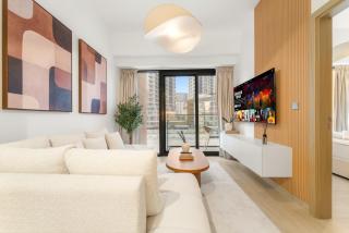 Stylish 1BR with Netflix Pool & Gym Access - 0