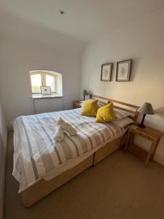 Cosy Cottage Overlooking Malmesbury Abbey - 3