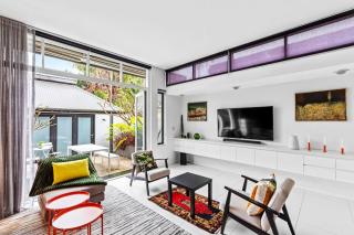 'Northwood Haus' Refined Federation-style Retreat - 0