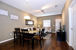 3 Bedroom townhouse fits 8, 10' to Disney parks! - 4