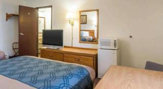 Econo Lodge - 1