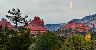 Sedona Uptown Gem!Large yard w grass and shade trees! Views!! NEW! BARREL SAUNA!!! Close to trails, walk to Uptown Sedona, restaurants and shopping - 1