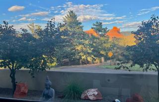 Sedona Uptown Gem!Large yard w grass and shade trees! Views!! NEW! BARREL SAUNA!!! Close to trails, walk to Uptown Sedona, restaurants and shopping - 1