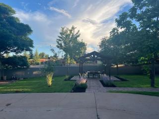 Sedona Uptown Gem!Large yard w grass and shade trees! Views!! NEW! BARREL SAUNA!!! Close to trails, walk to Uptown Sedona, restaurants and shopping - Sedona - 7