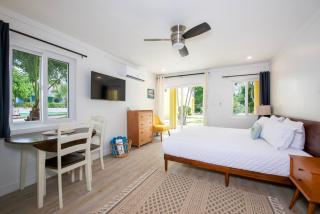 Laughing Bird Studio #7 - Brand New Stylish Apartment, Pool, Bea condo - 8