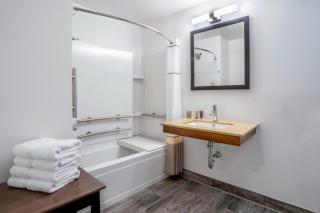 Riverview Inn & Suites, Ascend Hotel Collection - Rockford - 4