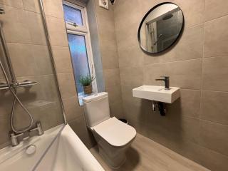 Cozy 2-Bed Flat near Beach - 6