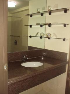 Tropical Hawaiian 2BR Condo Unit in Metro Manila with Laundry Area - Sleeps 4 - 7