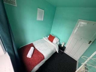 4 Bedroom Central Birmingham - 5