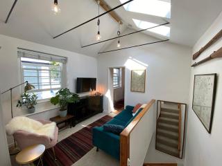 Central, 10min walk to beach with off-road parking - 9