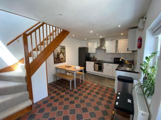 Central, 10min walk to beach with off-road parking - 3