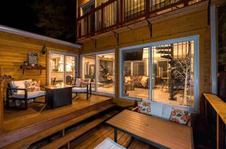 Gorgeous Luminous Cabin with Incredible Deck, Hot-Tub and Majestic Views in Quebec - 2