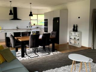 Cheerful country home with 3-bedrooms, 2-bathrooms - Dunedin - 9