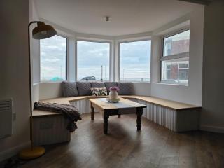 Ground Floor Oceanview Stay Modern Design, Sleeps 4 - 8