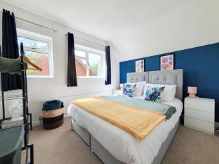 Castle Grayskull -Vast Taunton House with 6 Bedrooms and 4 Bathrooms, extra 2 WCs and 2 Games Rooms - Creech Saint Michael - 1