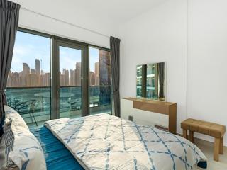 Luxury 2BR near Burj Khalifa with Rooftop Pool, City & Canal Views, Free Parking - 5