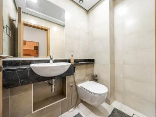 Luxury 2BR near Burj Khalifa with Rooftop Pool, City & Canal Views, Free Parking - 2