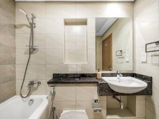 Luxury 2BR near Burj Khalifa with Rooftop Pool, City & Canal Views, Free Parking - 1