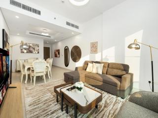 Luxury 2BR near Burj Khalifa with Rooftop Pool, City & Canal Views, Free Parking - 0
