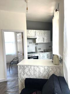 1-Bedroom Studio with Parking, Steps from the Promenade - Blackpool - 0