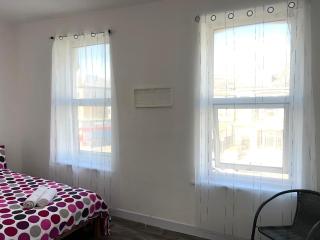 1-Bedroom Studio with Parking, Steps from the Promenade - Blackpool - 6