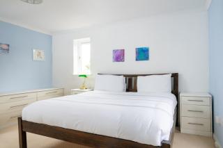Spacious 5BR Home in Redditch - Headless Cross - 3